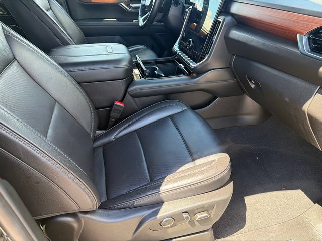 Used 2025 GMC Yukon Denali AWD/4WD image 13