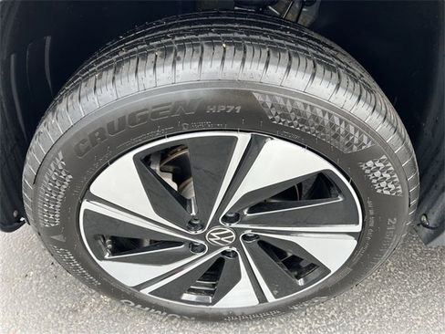 Used 2024 Volkswagen Taos SE image 17