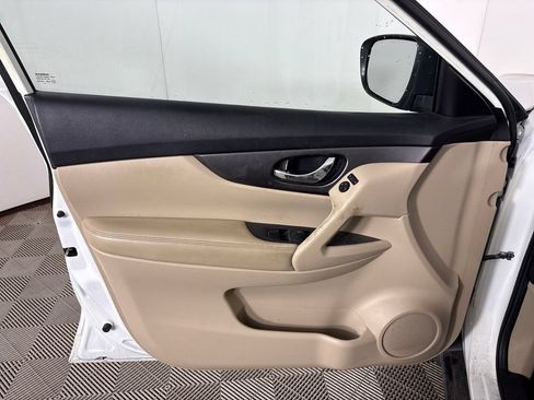 Used 2016 Nissan Rogue SV FWD image 16