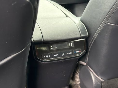 Used 2023 Toyota Highlander XLE AWD/4WD image 17