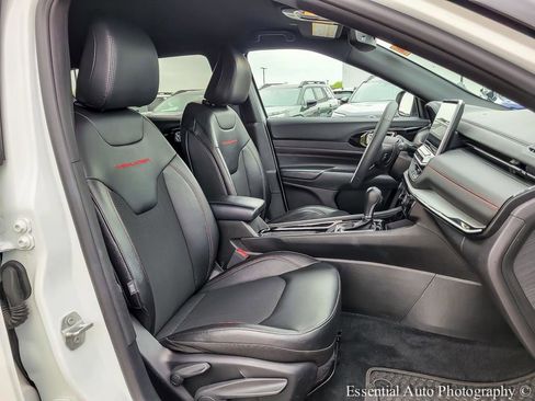 Used 2025 Jeep Compass Trailhawk AWD/4WD image 32