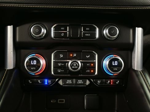 Used 2023 GMC Yukon SLT AWD/4WD image 25