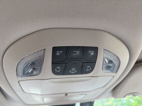 Used 2019 Chrysler Pacifica Touring-L FWD image 28