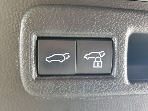 Used 2021 Toyota Venza XLE image 30