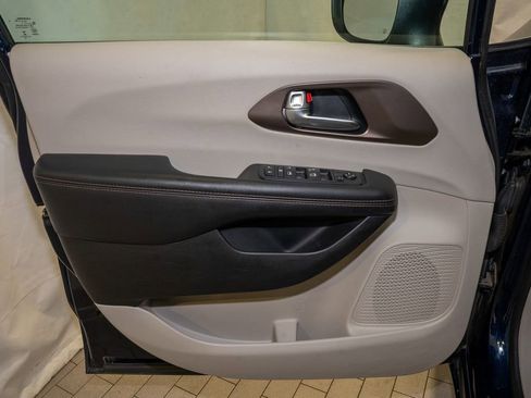 Used 2017 Chrysler Pacifica Touring image 10