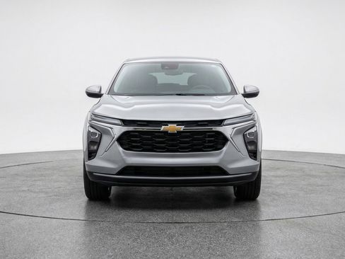 Used 2025 Chevrolet Trax LT FWD image 2