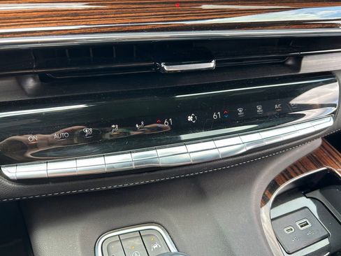 Used 2023 Cadillac Escalade ESV Premium Luxury AWD/4WD image 32