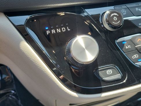 Used 2024 Chrysler Pacifica Touring-L image 27