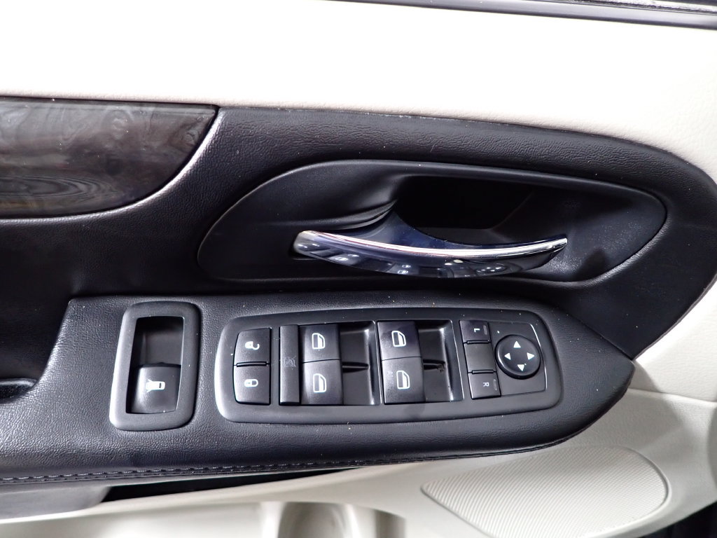 Used 2015 Dodge Grand Caravan SXT FWD image 18