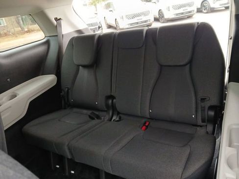 Certified 2024 Kia Carnival LX image 22