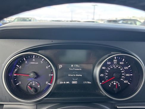 Used 2024 Kia Carnival LX image 9