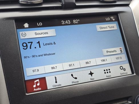 Used 2017 Ford Fusion SE w/ Fusion SE Technology Package FWD image 21