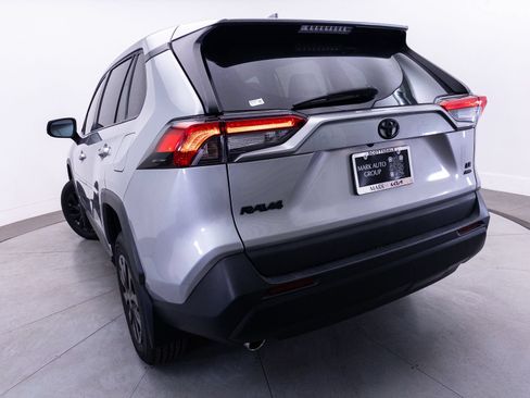 Used 2022 Toyota RAV4 LE AWD/4WD image 5