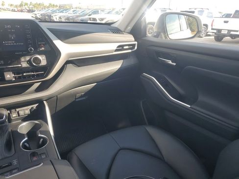 Used 2021 Toyota Highlander XLE image 11
