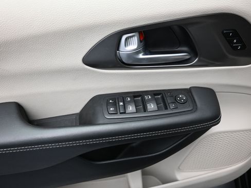 Used 2024 Chrysler Pacifica Touring-L FWD image 11