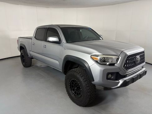 Used 2018 Toyota Tacoma TRD Off-Road w/ Technology Package AWD/4WD image 2