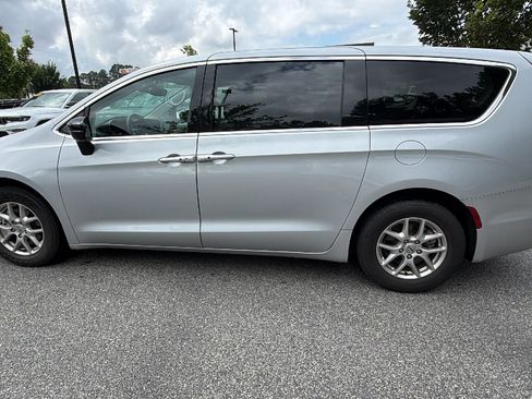 Used 2024 Chrysler Pacifica Touring-L FWD image 11