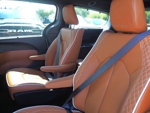 New 2026 Chrysler Pacifica Pinnacle image 16