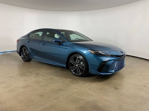 Used 2025 Toyota Camry XSE FWD image 5