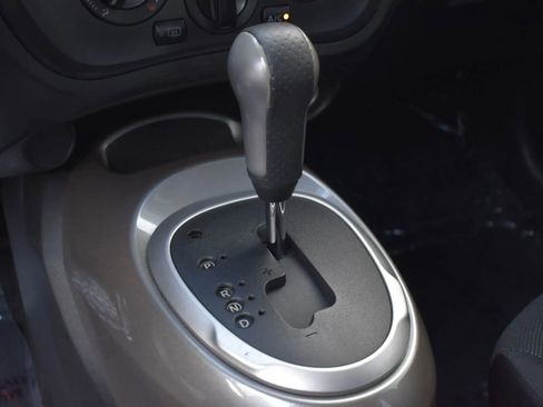 Used 2011 Nissan Juke S image 25