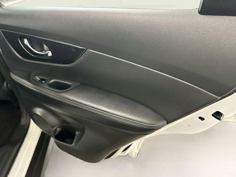 Used 2017 Nissan Rogue S AWD/4WD image 30
