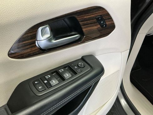 Used 2023 Chrysler Pacifica Limited FWD image 19