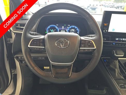 Used 2025 Toyota Sienna Platinum AWD/4WD image 16