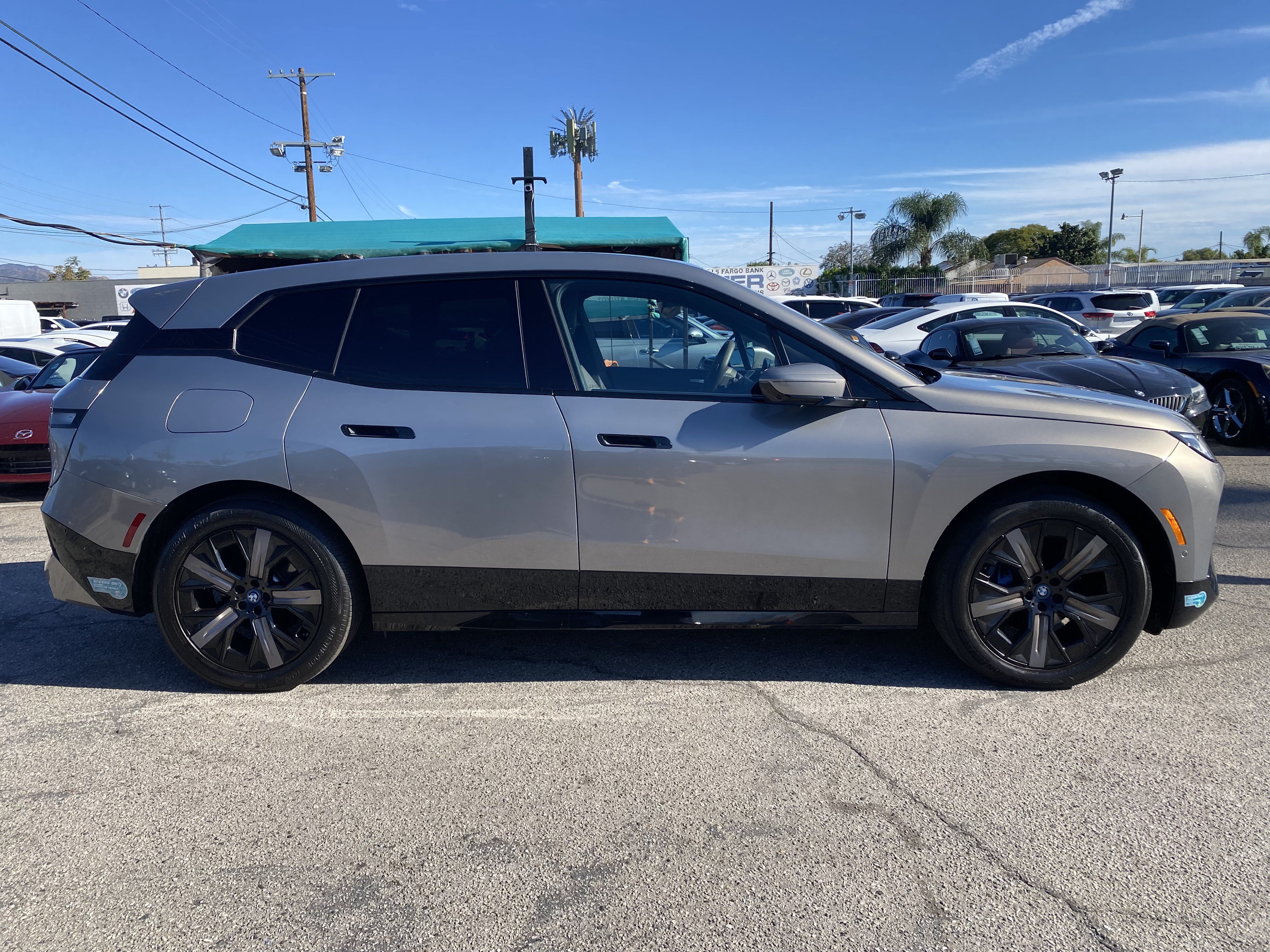 Used 2024 BMW iX xDrive50 w/ Premium Package AWD/4WD image 8