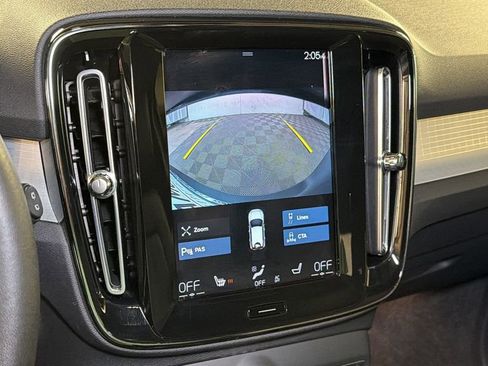 Used 2021 Volvo XC40 T5 Momentum w/ Premium Package image 25