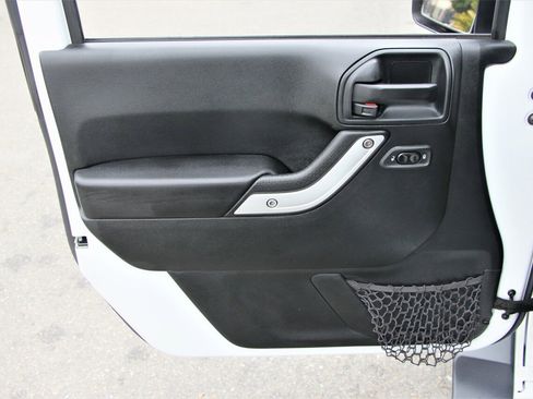 Used 2018 Jeep Wrangler Unlimited Sahara w/ Connectivity Group image 21