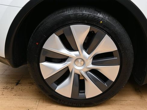 Used 2023 Tesla Model Y Long Range AWD/4WD image 12