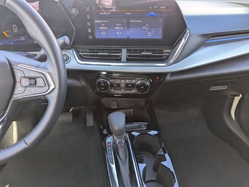 Certified 2025 Chevrolet Trax LT w/ LT Convenience Package image 12