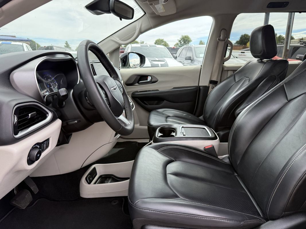 Used 2024 Chrysler Pacifica Touring-L FWD image 15