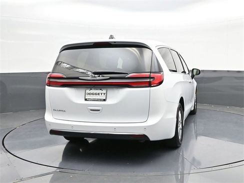 Used 2023 Chrysler Pacifica Touring-L image 11