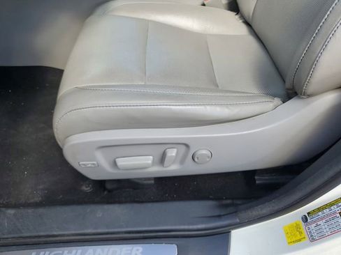 Used 2017 Toyota Highlander Limited AWD/4WD image 24