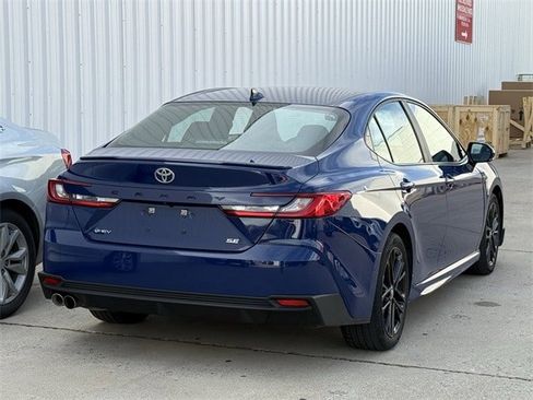Used 2025 Toyota Camry SE image 4