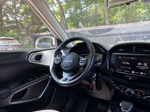 Used 2025 Kia Soul LX w/ LX Technology Package FWD image 32
