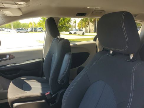 Used 2022 Chrysler Voyager LX image 18