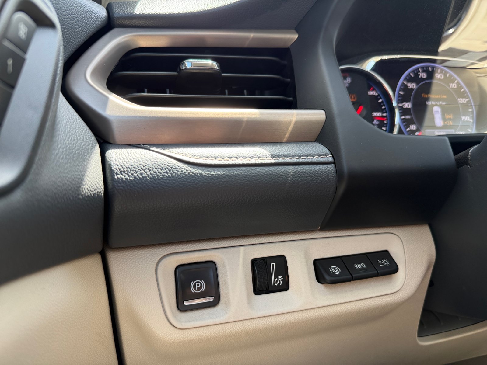 Used 2023 GMC Acadia Denali AWD/4WD image 18