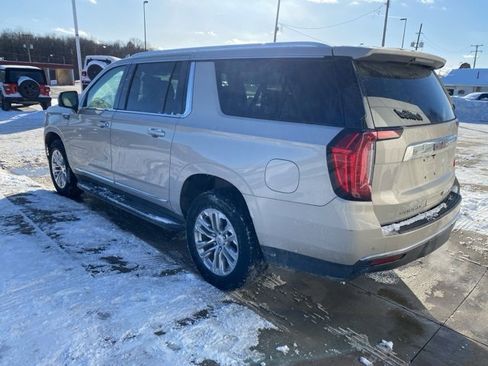 Used 2022 GMC Yukon XL SLT w/ SLT Premium Package image 10