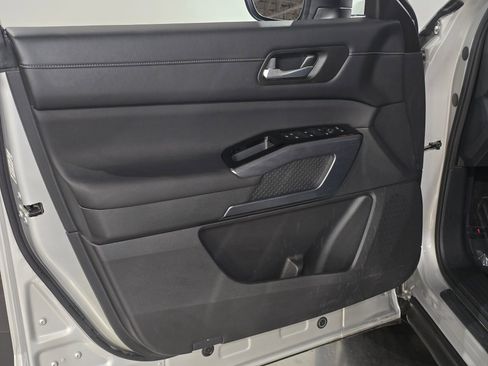 Used 2025 Nissan Pathfinder SL image 17