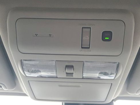 Used 2025 Nissan Frontier SL image 26