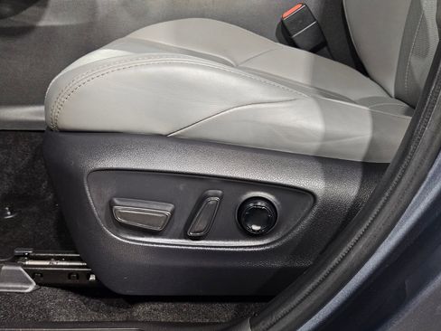 Used 2023 Toyota Venza Limited image 23