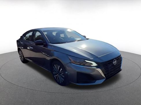 Used 2025 Nissan Altima 2.5 SV image 2