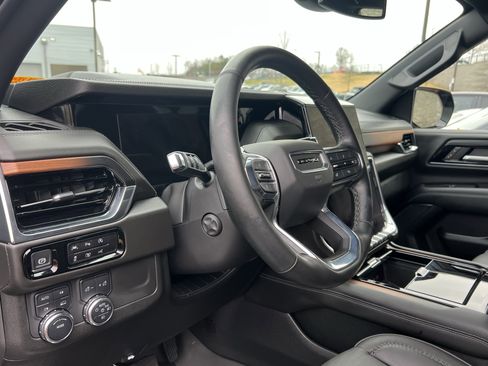Used 2025 GMC Yukon Denali w/ Sun & Power Step Package image 20