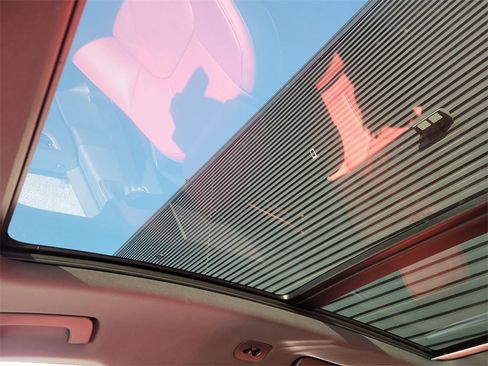 Certified 2025 Porsche Macan image 40