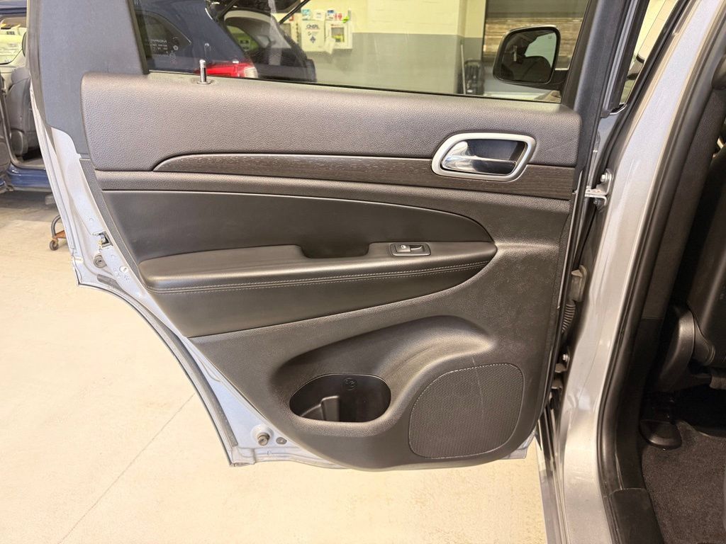 Used 2018 Jeep Grand Cherokee Altitude AWD/4WD image 20