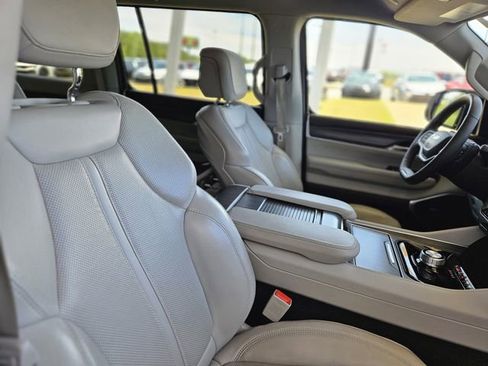 Used 2024 Jeep Wagoneer L Series II RWD image 14