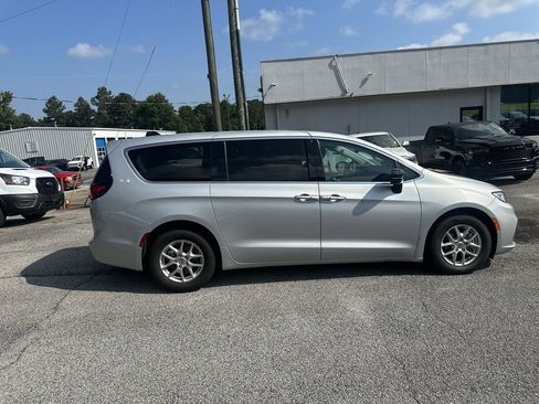 Used 2024 Chrysler Pacifica Touring-L FWD image 3