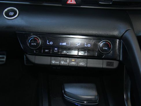 Used 2025 Hyundai Elantra Sport FWD image 17